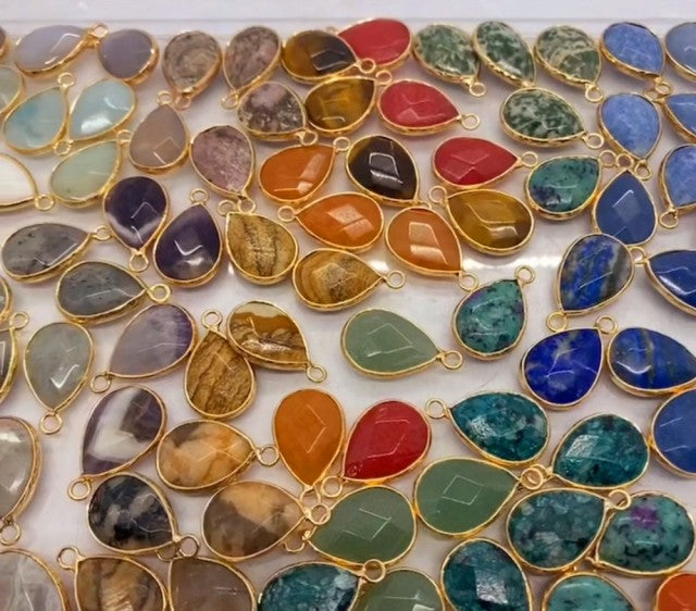 Nye CircleGem Designkjeder m/ Blue Lapis Lazuli Tear Drop anheng, Gold Electroplated