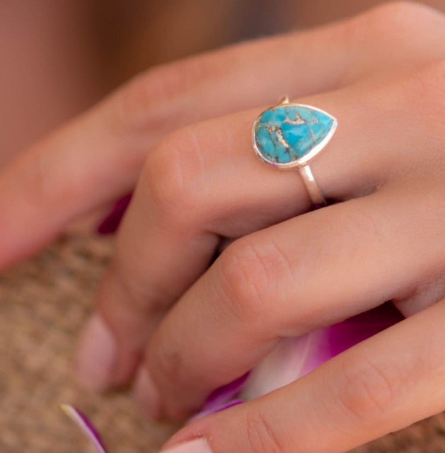 Vakker, enkel og hÅndlaget 925s Silver Designring med liten Copper Turkise 10x7mm sten i drÅpeform ..