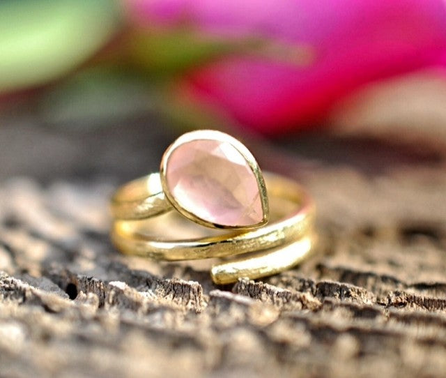 HÅndlaget, Designring med liten drÅpeformet Rose Quartz sten, 18 K Gold Electroplated