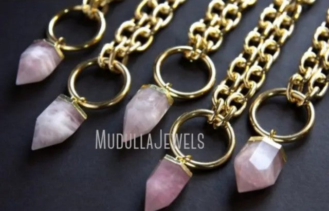 Nytt og ekstra kraftfult MudullaJewels ROSE Quartz Goldplated kjede m/Bullet Point spissanheng