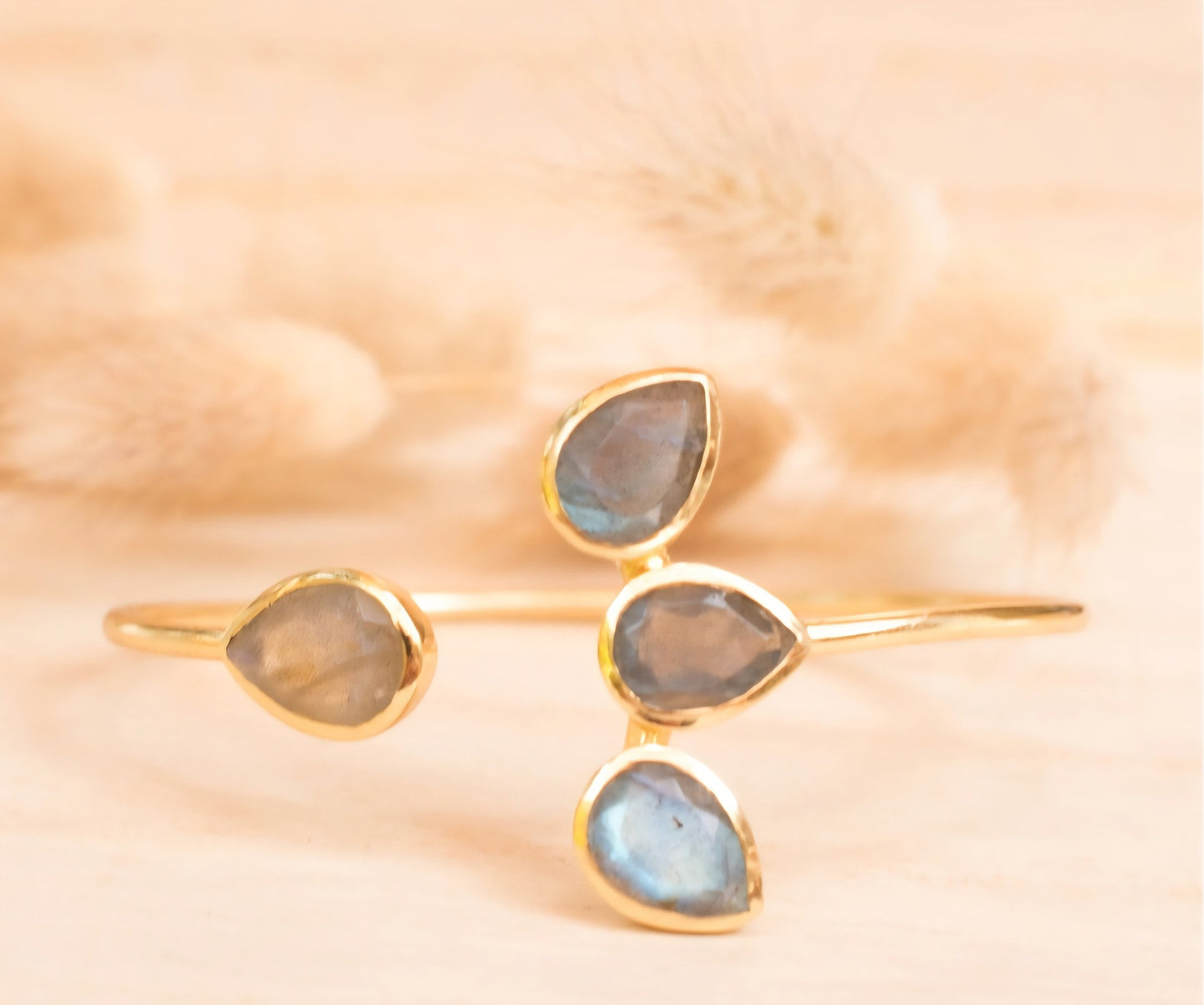 CILA Design Armbånd w/ Labradorite , 4 Blade Design, Gold Electroplated