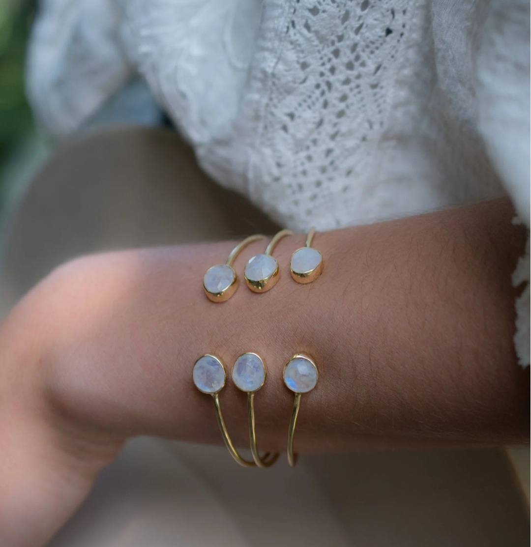 CILA Design Armbånd w/ MOONSTONE , 6 Stone Design, Gold Electroplated