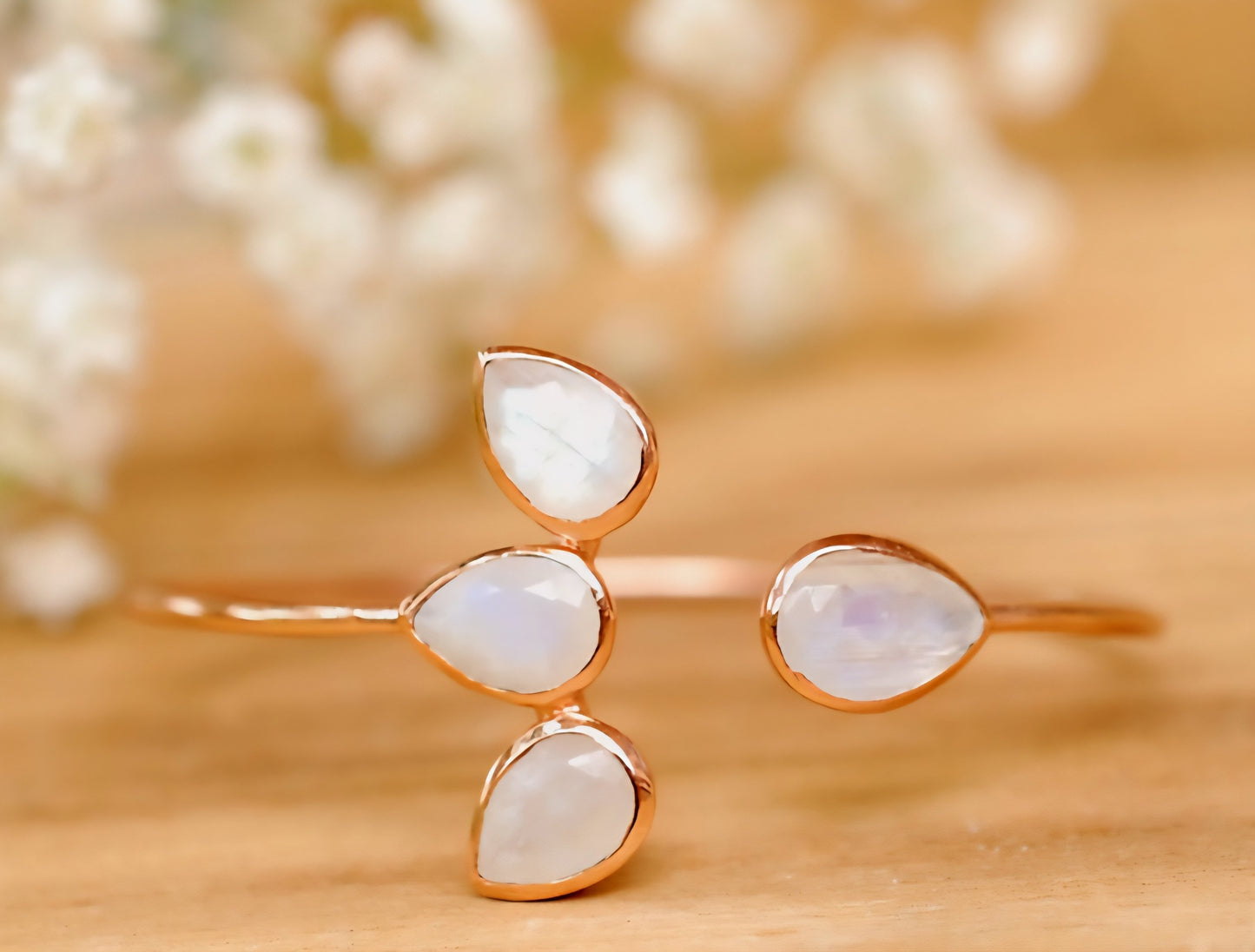 CILA Design Armbånd w/natural Moonstone stones, 4 blade Design, Gold Electroplated