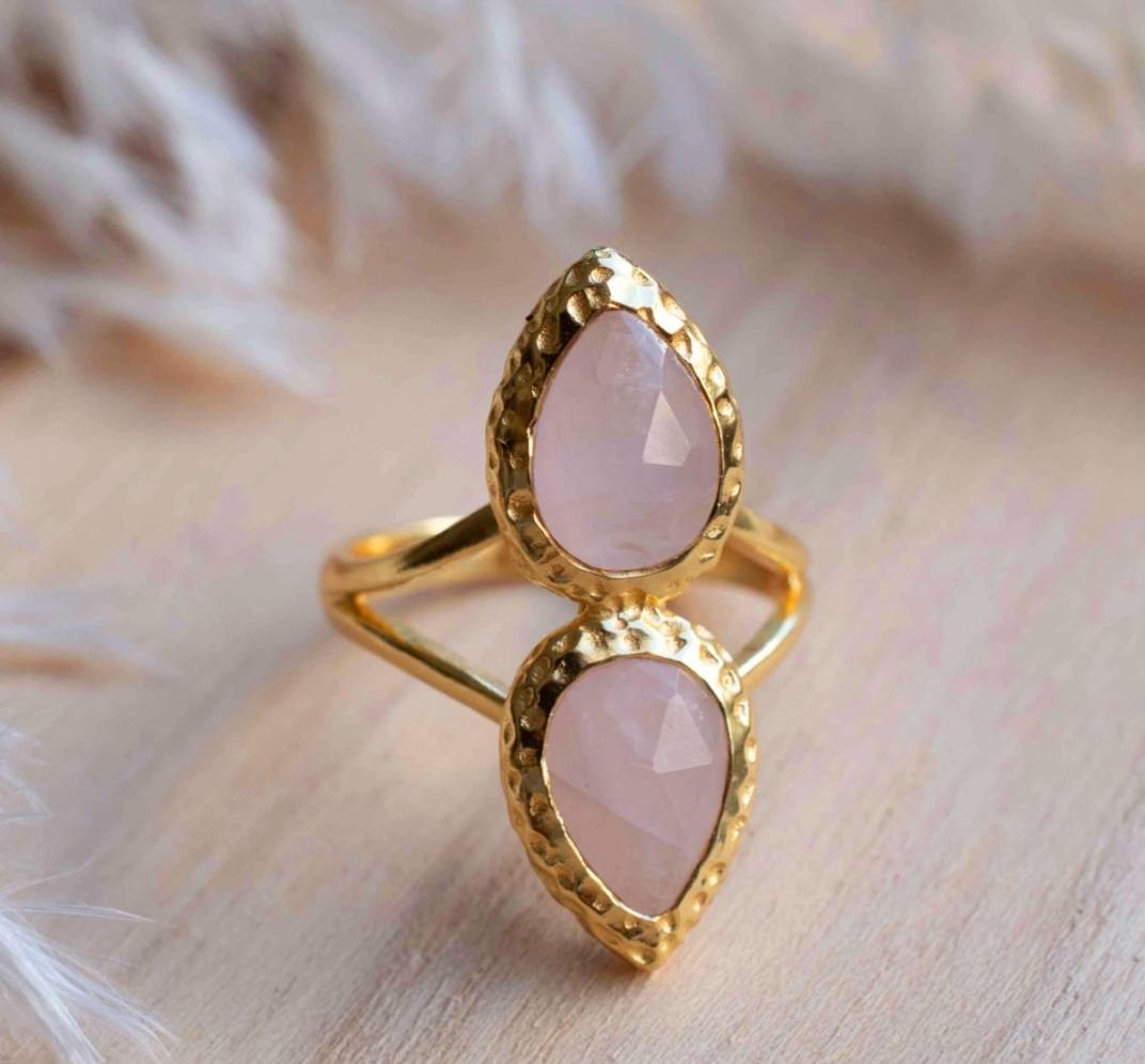 Ny og vakker, enkel håndlaget " LOTUS " Gold Plated Ring m/ Rose Quartz Stones