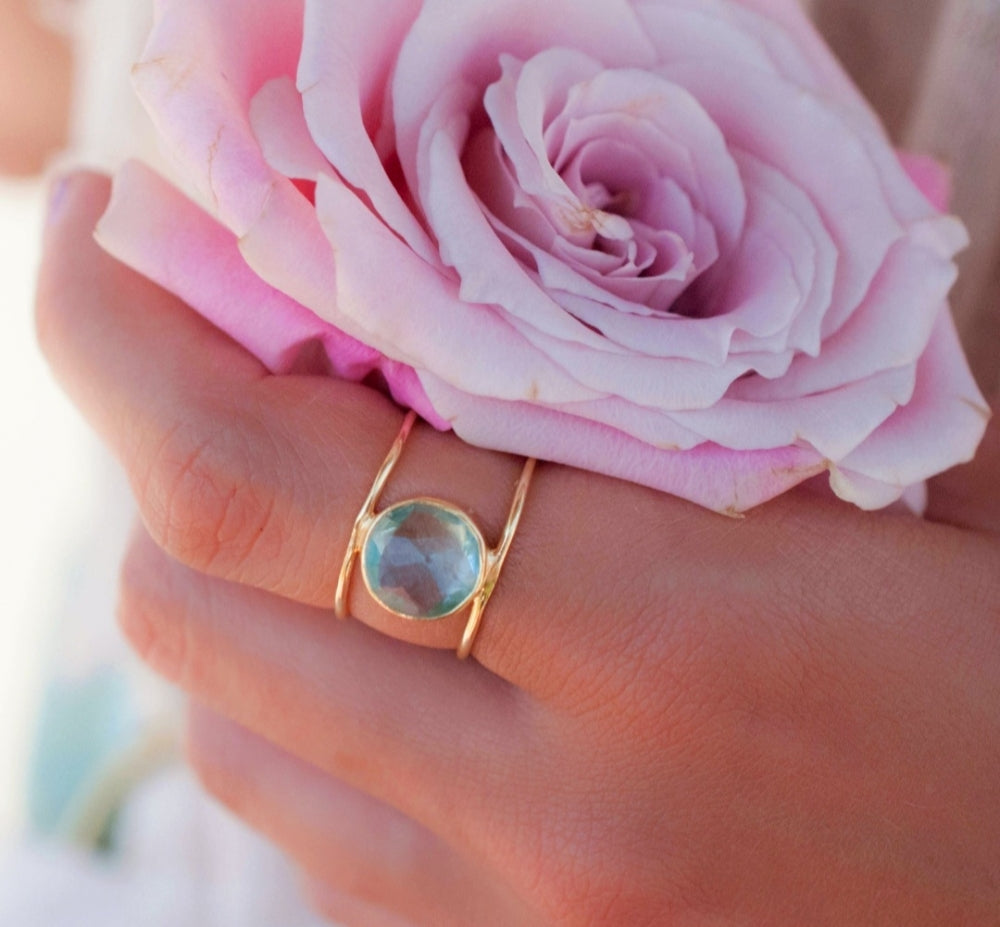 Håndlaget, Designring med Blue Topaz ringdesign 18 K Gold Electroplated, Model " HELEN"