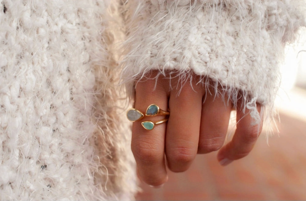 Håndlaget "Thayne - 3 stone" Ring med små stener i Labradorite, Moonstone og Aqua Chalsedony, 18 Gold Electroplated