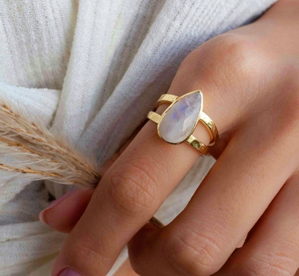 Håndlaget, Trendy - håndlaget " Lottie " Designring med stor Moonstone sten, 18 K Gold Electroplated