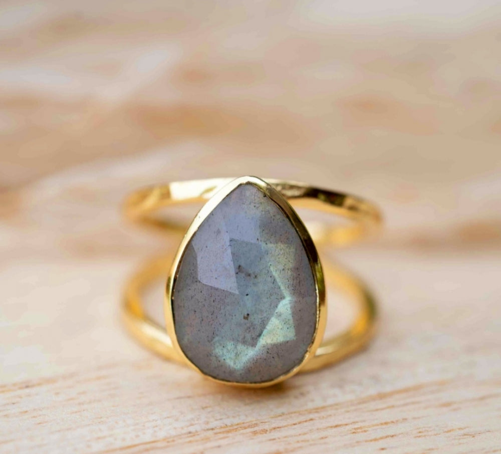 Håndlaget, Designring med stor Labradorite sten, 18K Gold Electroplated