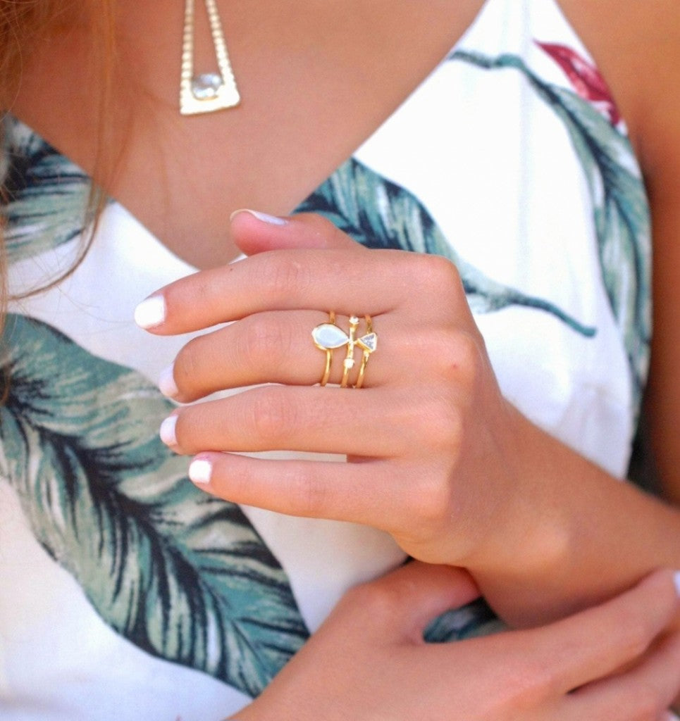 Håndlaget 2 stone " Lolita Design ring med små stener i Moonstone&white Topaz, Gold Electroplated