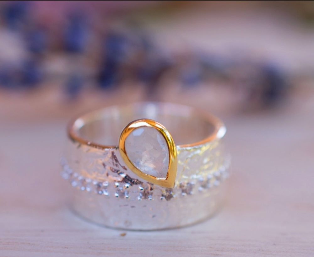 Håndlaget, Designring med Rainbow Moonstone i tykt ringdesign Sterling Silver