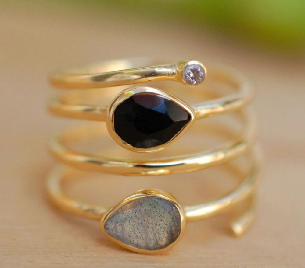 Ny håndlaget, Trendy - 3 - Stone " MELANIE " Designring med Black Onyx & Labradorite 18 K Gold Electroplated