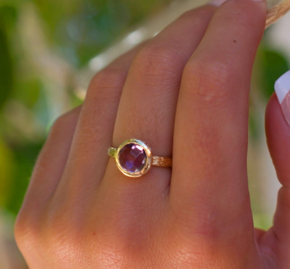 Ny og vakker, håndlaget " Leticia " 18K Goldplated Ring m/ Ametyst,round 8mm