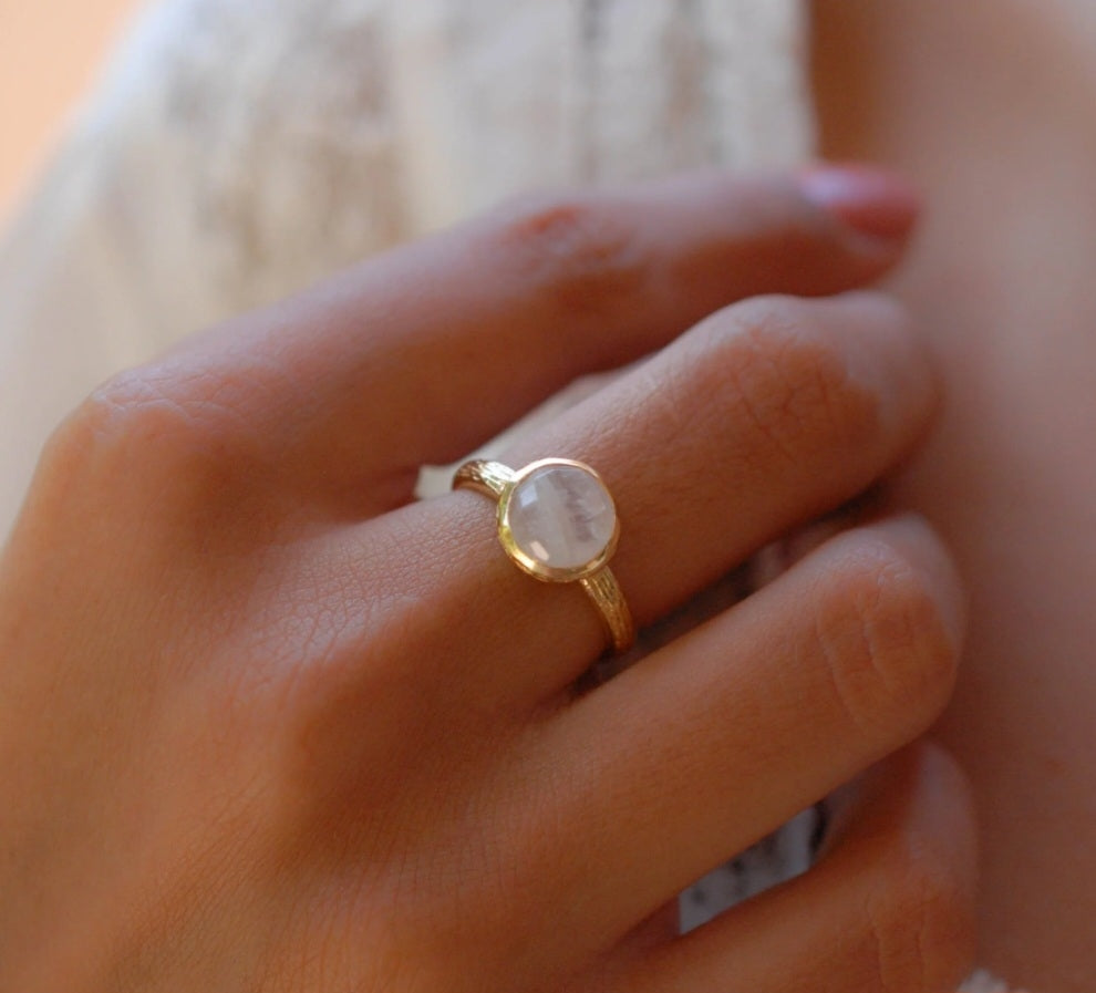 Ny og vakker, håndlaget " Leticia " 18K Goldplated Ring m/ Rainbow Moonstone, round 8mm