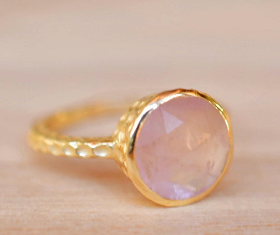 Ny og vakker, enkel håndlaget " Marcela " 18K Goldplated Ring m/ Rose Quartz
