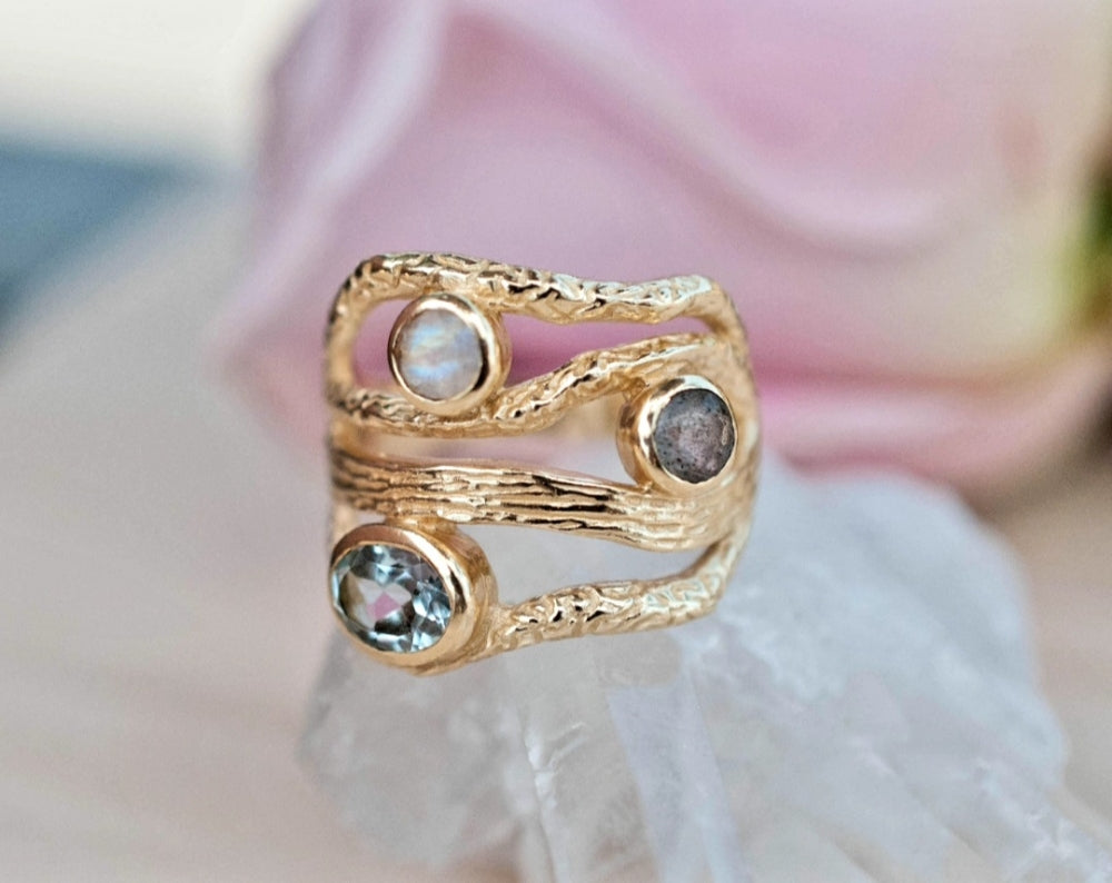 Vakker, håndlaget 3 Stone designring med små stener, Labradoritt, BlÅ Topaz og MÅnesten, 18k gold plated