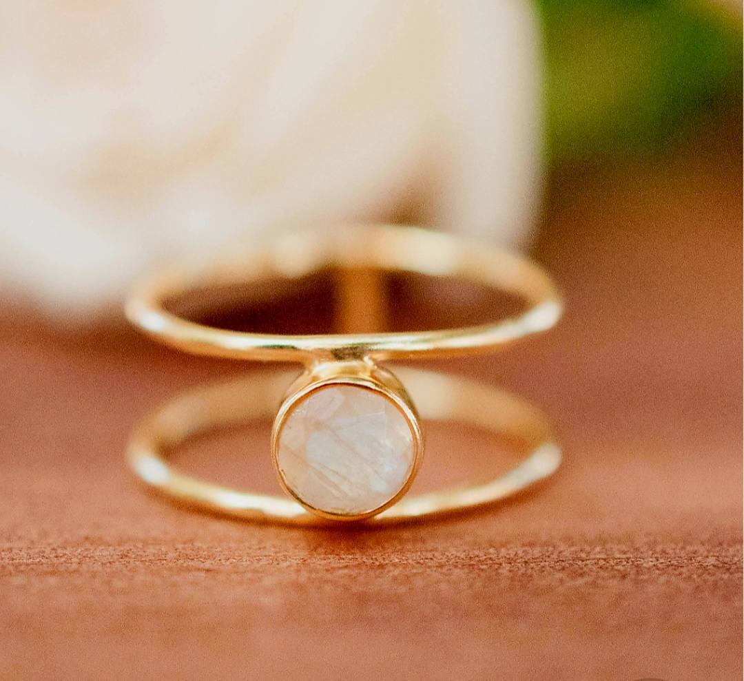 Ny og vakker, enkel håndlaget " Gabriela " Gold Vermeil Ring m/ Rainbow Moonstone