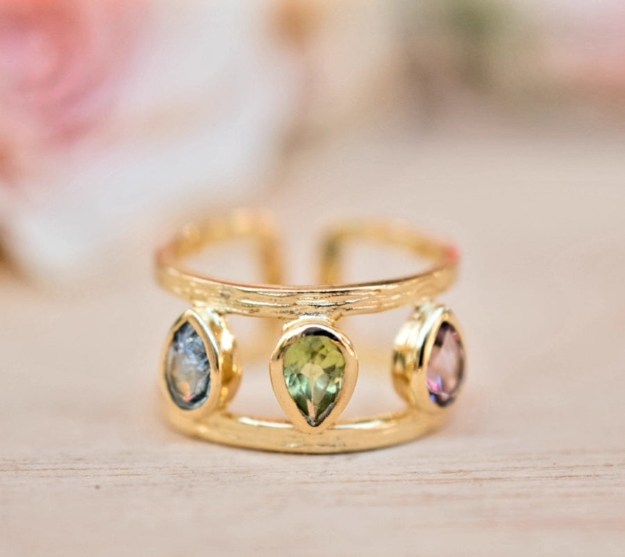 HÅndlaget 3 stone ringdesign med smÅ stener i Ametyst, Peridot og Lolite, Gold Electroplated.