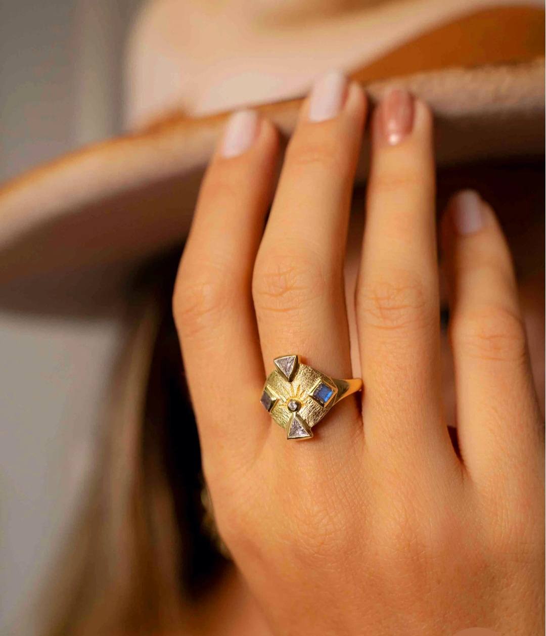 Ny og vakker, bred håndlaget Goldplated Ring m/ 4 Labradorite stener