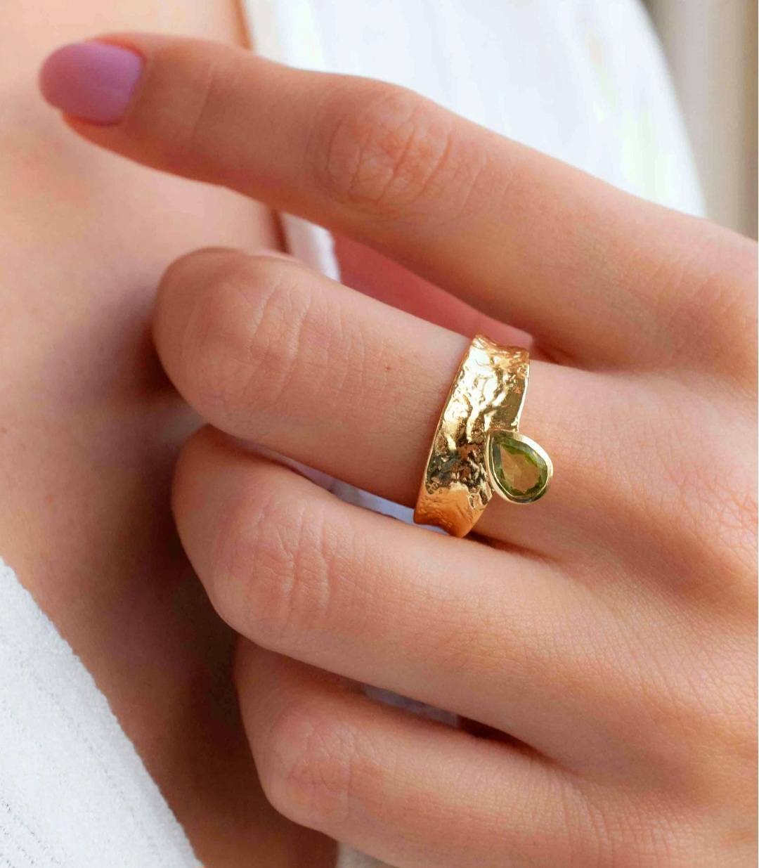Ny og vakker, bred håndlaget Goldplated Ring m/ PERIDOT