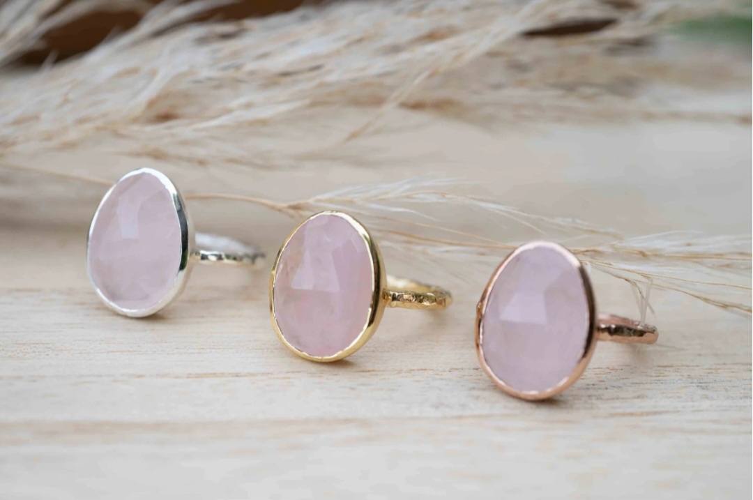 Ny og vakker, enkel håndlaget " BARBARA " Goldplated Ring m/ Rose Quartz