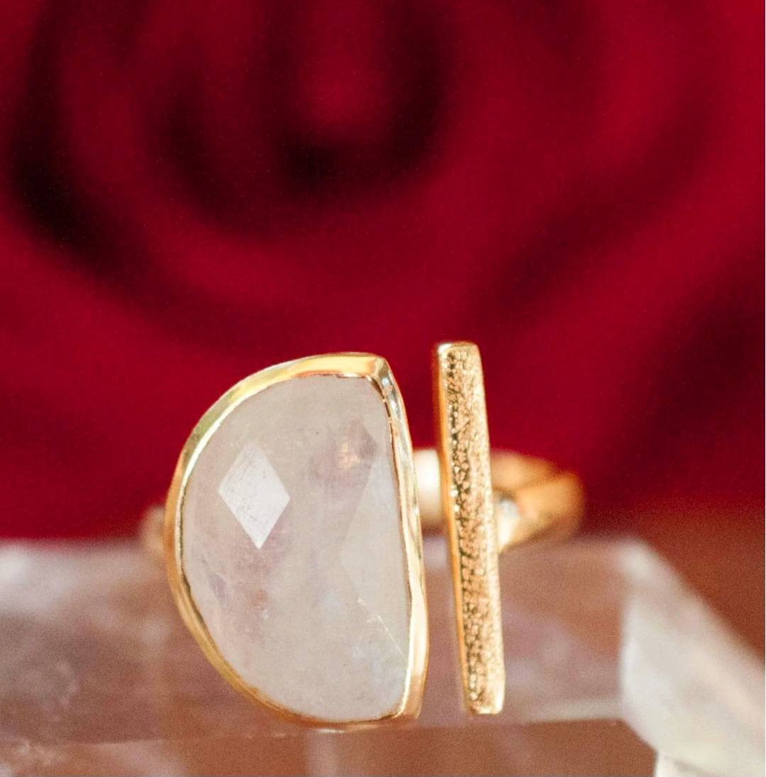 Ny og vakker, enkel håndlaget " BARBARA " Gold Vermeil m/ Moonstone