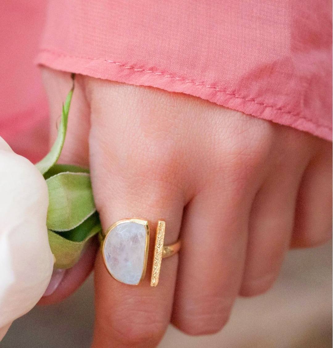 Ny og vakker, enkel håndlaget " Laura " Gold Vermeil m/ Moonstone