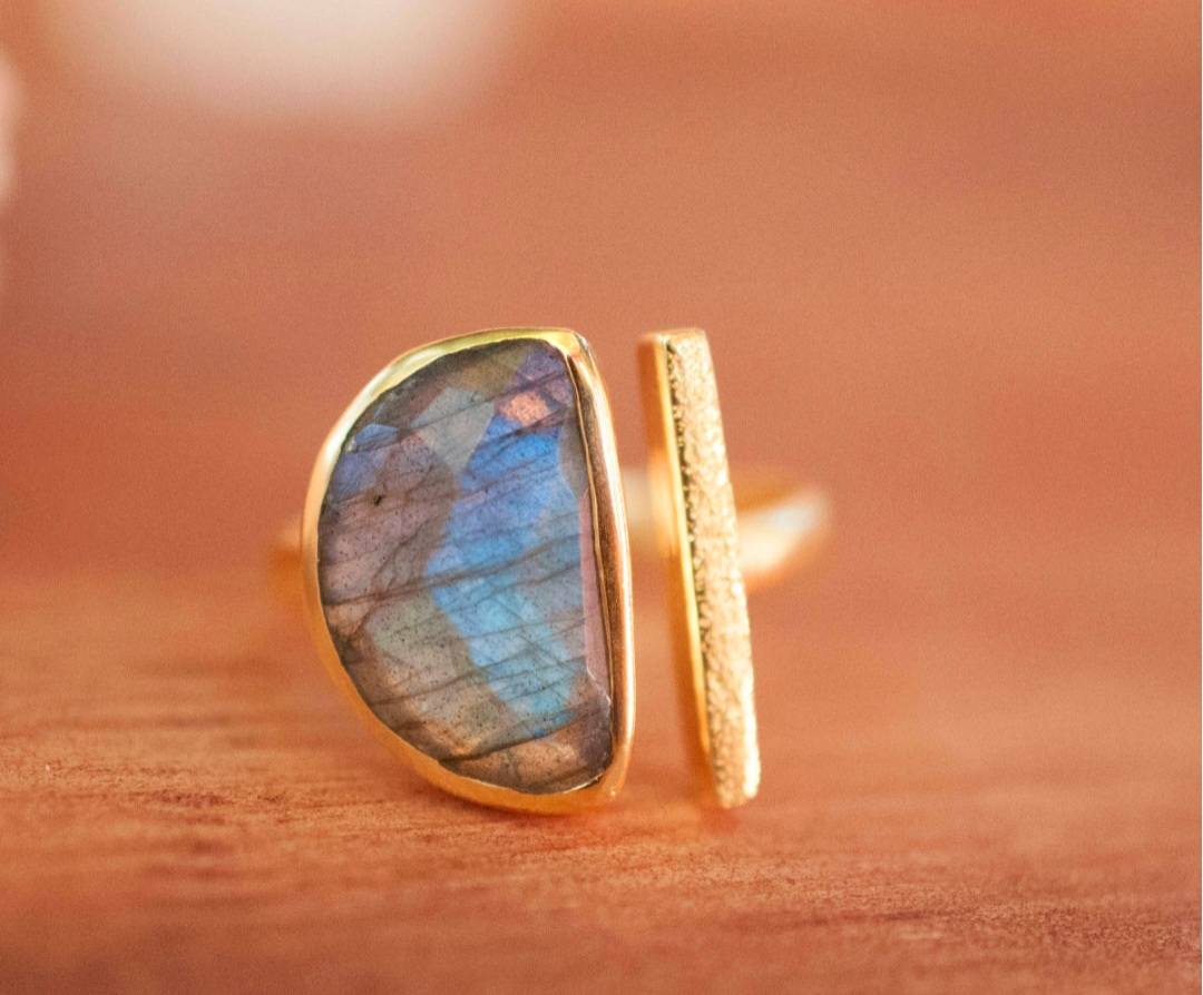 Ny og vakker, enkel håndlaget " BARBARA " Gold Vermeil m/ Labradorite