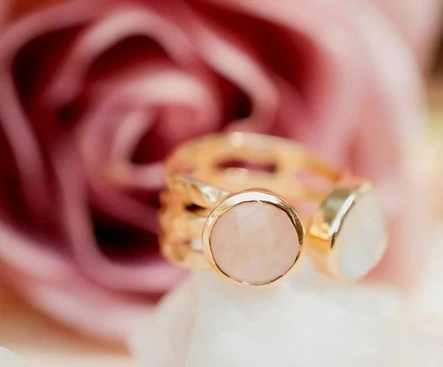 Håndlaget 2 stone CILA model "ISA" ringdesign med stener i Moonstone og Rose Quartz & Gold Electroplated, Str. 56