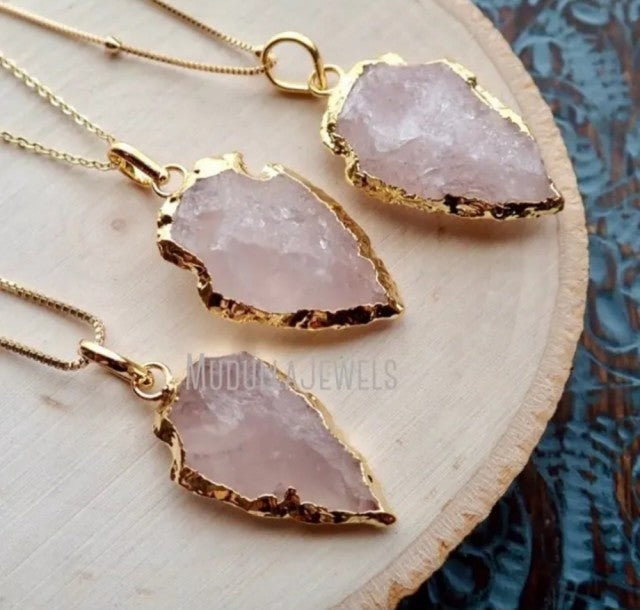 Vakkert " Arrowhead" Spydspissformet Rose Quartz anheng ca. 40x20mm m/kjede, Gold Electroplated