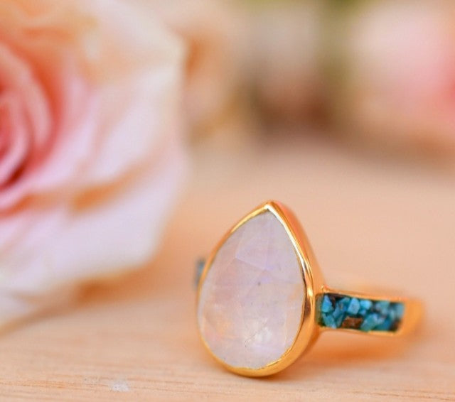 Vakker, hÅndlaget designring med stor Månesten & Turquise Mosaic i oval form, gold plated