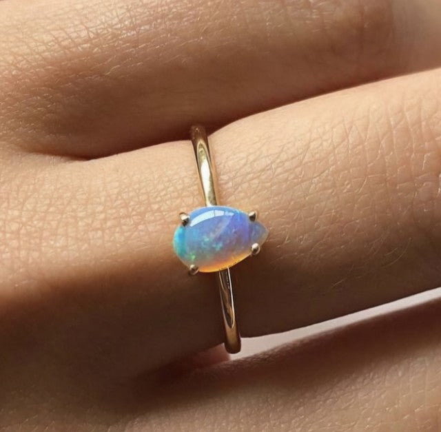 Vakker, enkel og hÅndlaget designring med liten FIRE OPAL i 18K Rosegull plated ( 8x6mm) drÅpeform