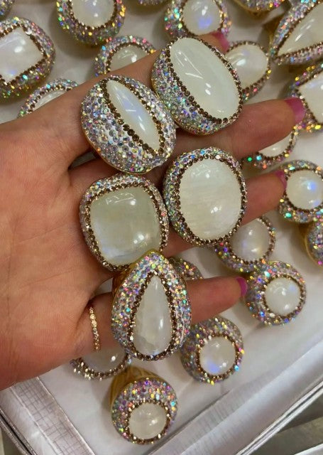 Ny og vakker Moonstone Ring m/Rhinestone decor , Goldplated - Justerbar