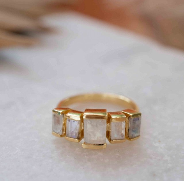 Vakker, enkel og hÅndlaget designring med smÅ rektangulære MOONSTONE stener, 18K Goldplated