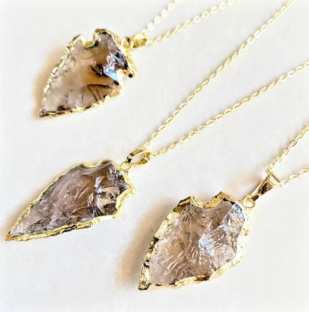 Vakkert " Arrowhead" Spydspissformet Smoke Quartz anheng ca. 40x20mm m/kjede, Gold Electroplated
