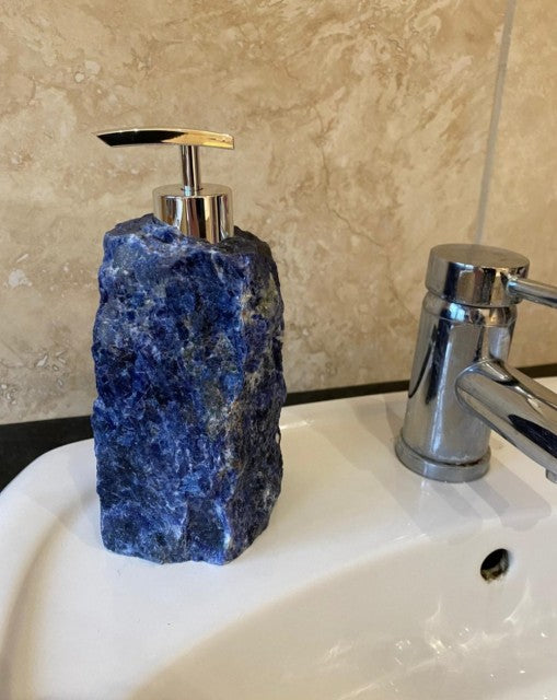 Nye, eksklusive - handcarved XL Raw Sodalite Quartz SÅpedispenser for bad og kjøkken, 18x10cm - 1.6kg