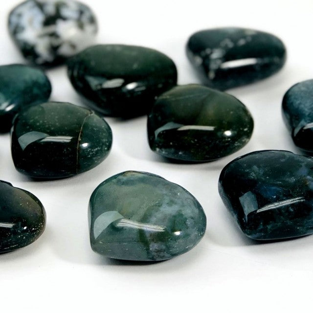 Vakre og store Moss Agat Hjertestener i en dyp grønn farge, 50x65mm