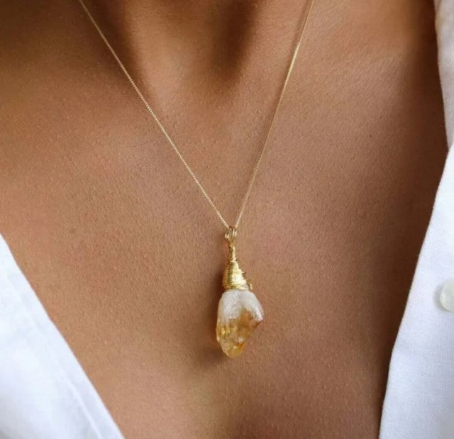Nytt, enkelt og vakkert Citrine Råkvarts anheng m/kjede, gold electroplated