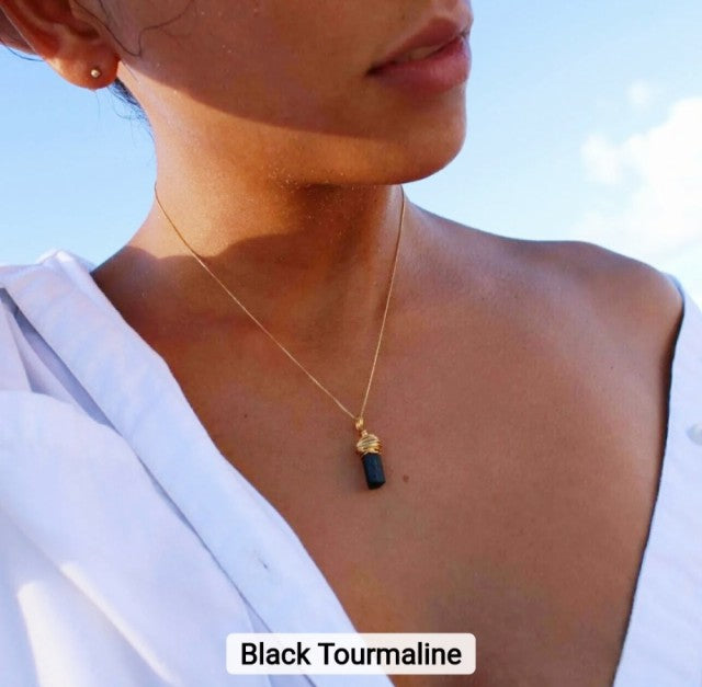 Nytt, enkelt og vakkert Sort Turmaline Råkvarts anheng m/kjede, gold electroplated
