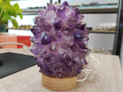 Unik, håndlaget Rå Ametyst Cactus Crystal Led Lamp m/trebase og usb, ca. 12x9cm, Medium