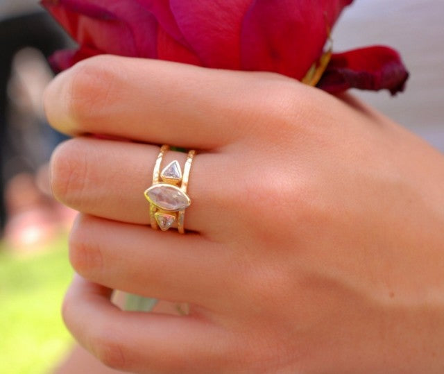 Håndlaget, " Suzany " Designring med 2 stentyper ( Hvit Opal , Moonstone ) i dobbel ringdesign 18 K Gold Electroplated.