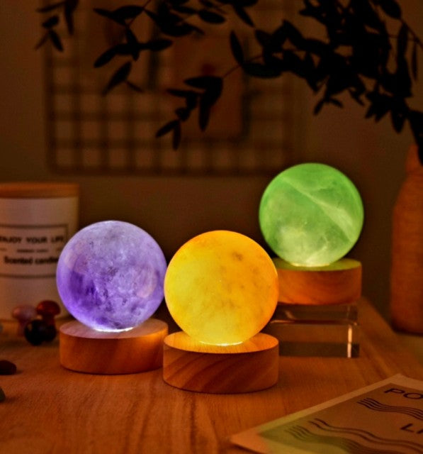 Vakker Crystal Sphere Quartz Lamp m/ oppladbar Led trebase og remote control ( 5 Quartz varianter )