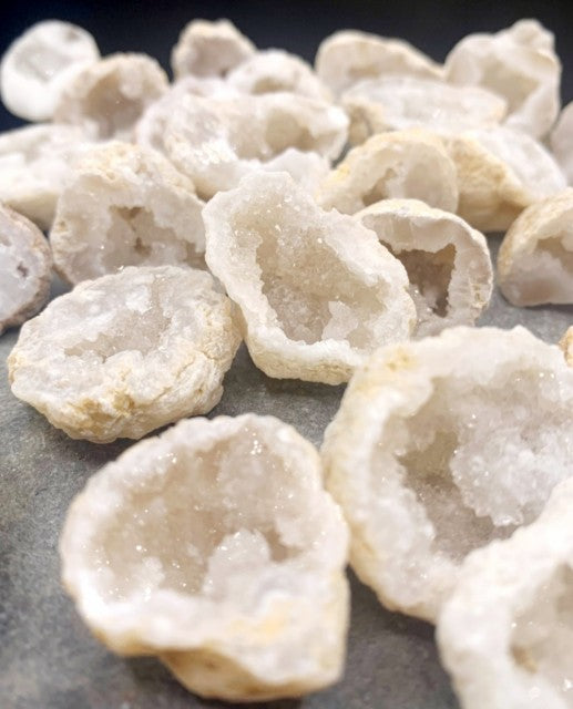 White Quartz Agat Geode , 5 - 7cm, 100 - 200 gram