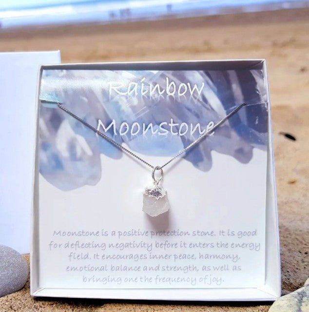 Vakkert Birthstone Designkjede m/RÅsten - Moonstone - Gold Electroplated