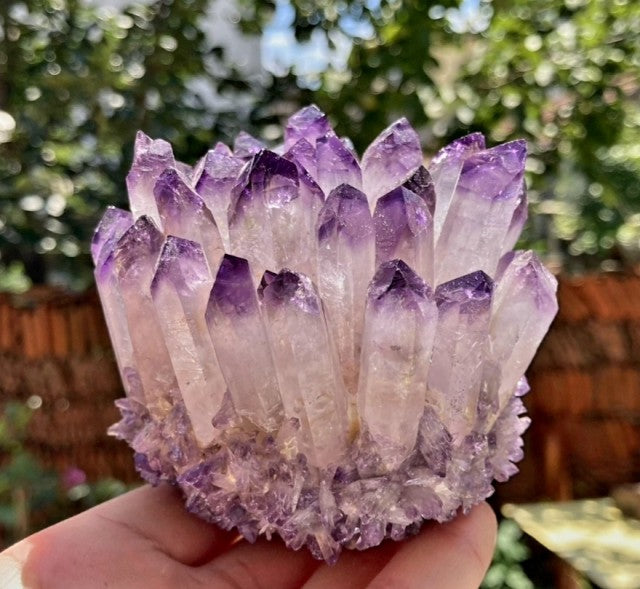 Small Klar Purple mineralkvarts Cluster Tower krystalldekorasjon, ca. 300gram