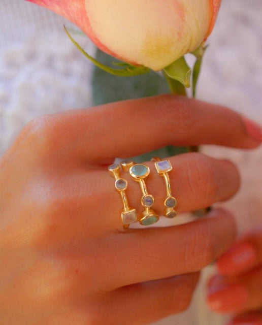 Håndlaget, Designring med 3 stentyper ( Labradorite, Moonstone, Chalsedony ) i trippel ringdesign 18 K Gold Electroplate