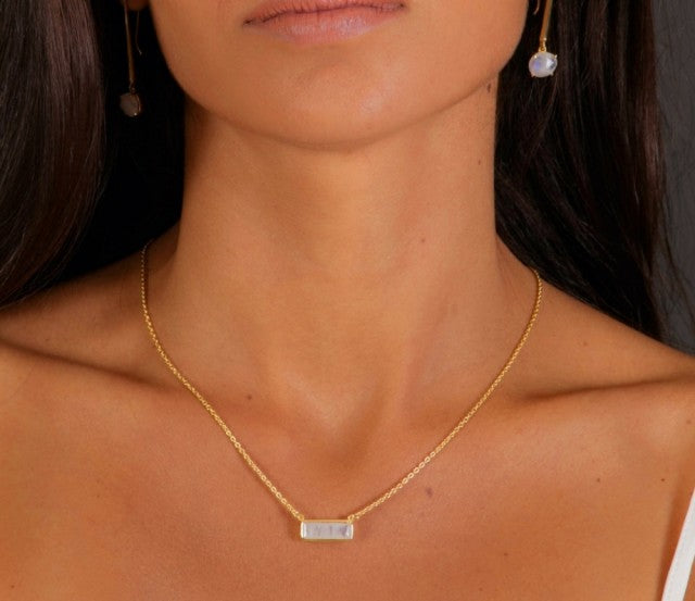 Nytt, vakkert Krystallkjede i et lekkert, enkelt Design med Moonstone, Gold Filled