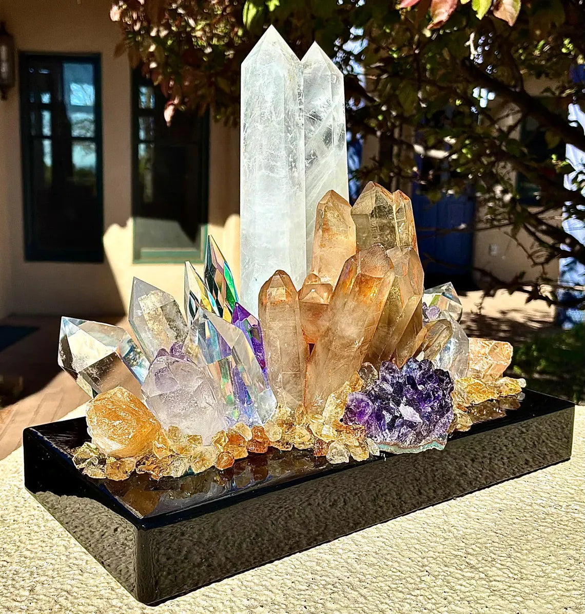 Fantastisk håndlaget ILLUMINATION QUARTZ LED Lampedekorasjon med 2 stk. Clear Quartz Towers, Ametyst Cluster, Raw Citrine