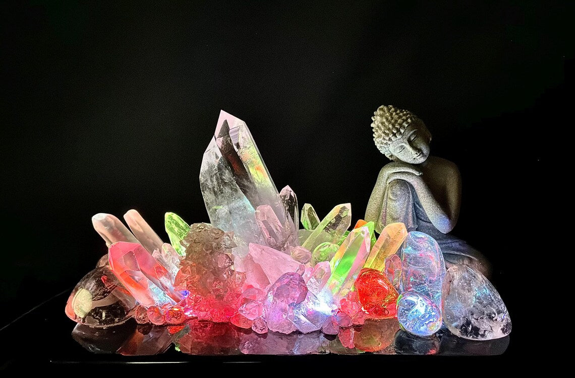 Fantastisk håndlaget Peaceful BUDDHA Quartz Krystall Lampedekorasjon med vario ledlys ,“ ILLUMINATED STILLNESS AND PEACEFUL ENERGY”
