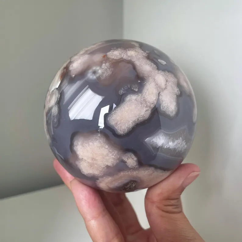 Vakker Flower Blossom Agate Sphere , ca. 55mm