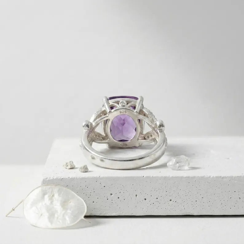 Ny og vakker Cushion Cut Sterling Silver Design Ring med Purple Ametystfarget sten ( Lab Created )